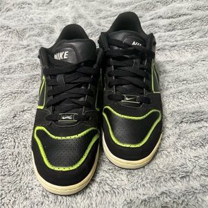 Women’s Size 10 - Black/Green Nike Prestige III 318972-008